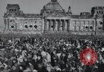 Immagine di Civili tedesco Berlino Germania, 1949, secondo 25 filmato di repertorio 65675065719