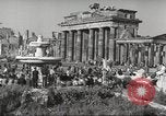 Standbild Freiheitskundgebung gegen die sowjetische Blockade Berlin Deutschland, 1948, aus Sekunde 27 historischem Filmmaterial Videoclip 65675065720
