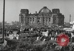 Standbild Freiheitskundgebung gegen die sowjetische Blockade Berlin Deutschland, 1948, aus Sekunde 32 historischem Filmmaterial Videoclip 65675065720