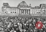 Standbild Freiheitskundgebung gegen die sowjetische Blockade Berlin Deutschland, 1948, aus Sekunde 35 historischem Filmmaterial Videoclip 65675065720