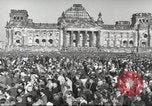 Standbild Freiheitskundgebung gegen die sowjetische Blockade Berlin Deutschland, 1948, aus Sekunde 36 historischem Filmmaterial Videoclip 65675065720