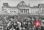 Standbild Freiheitskundgebung gegen die sowjetische Blockade Berlin Deutschland, 1948, aus Sekunde 37 historischem Filmmaterial Videoclip 65675065720