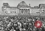 Standbild Freiheitskundgebung gegen die sowjetische Blockade Berlin Deutschland, 1948, aus Sekunde 38 historischem Filmmaterial Videoclip 65675065720