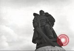 Immagine di Guerra sovietica memorial Berlino Germania, 1953, secondo 16 filmato di repertorio 65675065722