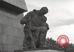 Immagine di Guerra sovietica memorial Berlino Germania, 1953, secondo 55 filmato di repertorio 65675065722