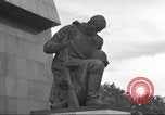 Immagine di Guerra sovietica memorial Berlino Germania, 1953, secondo 56 filmato di repertorio 65675065722