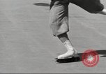 Standbild skater Berlin Deutschland, 1932, aus Sekunde 15 historischem Filmmaterial Videoclip 65675065737