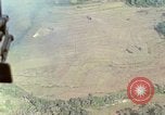 Standbild Marine Jet Jagdbomben Viet Cong Position Quang Ngai Vietnam, 1967, aus Sekunde 33 historischem Filmmaterial Videoclip 65675065746