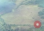 Standbild Marine Jet Jagdbomben Viet Cong Position Quang Ngai Vietnam, 1967, aus Sekunde 37 historischem Filmmaterial Videoclip 65675065746