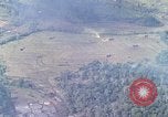 Standbild Marine Jet Jagdbomben Viet Cong Position Quang Ngai Vietnam, 1967, aus Sekunde 50 historischem Filmmaterial Videoclip 65675065746