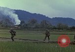 Immagine di Stati Uniti Marines in pattuglia Quang Ngai Vietnam, 1967, secondo 12 filmato di repertorio 65675065748