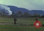 Immagine di Stati Uniti Marines in pattuglia Quang Ngai Vietnam, 1967, secondo 15 filmato di repertorio 65675065748
