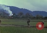 Immagine di Stati Uniti Marines in pattuglia Quang Ngai Vietnam, 1967, secondo 18 filmato di repertorio 65675065748