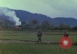 Immagine di Stati Uniti Marines in pattuglia Quang Ngai Vietnam, 1967, secondo 19 filmato di repertorio 65675065748