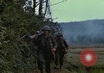 Immagine di Stati Uniti Marines in pattuglia Quang Ngai Vietnam, 1967, secondo 20 filmato di repertorio 65675065748