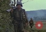 Immagine di Stati Uniti Marines in pattuglia Quang Ngai Vietnam, 1967, secondo 23 filmato di repertorio 65675065748