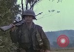 Immagine di Stati Uniti Marines in pattuglia Quang Ngai Vietnam, 1967, secondo 24 filmato di repertorio 65675065748