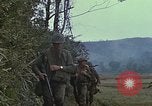 Immagine di Stati Uniti Marines in pattuglia Quang Ngai Vietnam, 1967, secondo 31 filmato di repertorio 65675065748