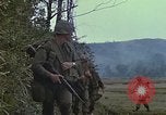 Immagine di Stati Uniti Marines in pattuglia Quang Ngai Vietnam, 1967, secondo 32 filmato di repertorio 65675065748