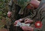 Immagine di Stati Uniti Marines in pattuglia Quang Ngai Vietnam, 1967, secondo 58 filmato di repertorio 65675065748