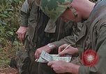 Immagine di Stati Uniti Marines in pattuglia Quang Ngai Vietnam, 1967, secondo 59 filmato di repertorio 65675065748