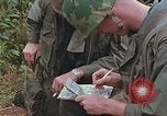 Immagine di Stati Uniti Marines in pattuglia Quang Ngai Vietnam, 1967, secondo 61 filmato di repertorio 65675065748