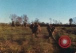 Standbild US Marines voraus Con Thien Vietnam, 1967, aus Sekunde 7 historischem Filmmaterial Videoclip 65675065752