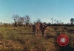 Standbild US Marines voraus Con Thien Vietnam, 1967, aus Sekunde 8 historischem Filmmaterial Videoclip 65675065752