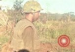 Standbild US Marines voraus Con Thien Vietnam, 1967, aus Sekunde 14 historischem Filmmaterial Videoclip 65675065752