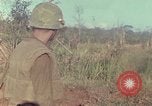 Standbild US Marines voraus Con Thien Vietnam, 1967, aus Sekunde 17 historischem Filmmaterial Videoclip 65675065752