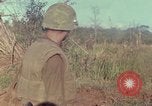 Standbild US Marines voraus Con Thien Vietnam, 1967, aus Sekunde 18 historischem Filmmaterial Videoclip 65675065752