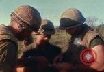 Standbild US Marines voraus Con Thien Vietnam, 1967, aus Sekunde 25 historischem Filmmaterial Videoclip 65675065752