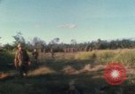 Standbild US Marines voraus Con Thien Vietnam, 1967, aus Sekunde 60 historischem Filmmaterial Videoclip 65675065752