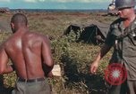 Standbild USA Soldaten Vietnam, 1966, aus Sekunde 61 historischem Filmmaterial Videoclip 65675065753