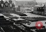 Standbild Sowjetische Truppen 1935 May Day Parade Moskau Russland Sowjetunion, 1935, aus Sekunde 15 historischem Filmmaterial Videoclip 65675065839