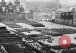 Standbild Sowjetische Truppen 1935 May Day Parade Moskau Russland Sowjetunion, 1935, aus Sekunde 17 historischem Filmmaterial Videoclip 65675065839