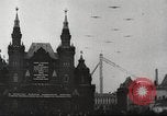 Standbild Sowjetische Truppen 1935 May Day Parade Moskau Russland Sowjetunion, 1935, aus Sekunde 27 historischem Filmmaterial Videoclip 65675065839