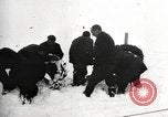 Standbild Ernest Shackleton's Tod und Grab Grytviken Südgeorgien, 1922, aus Sekunde 46 historischem Filmmaterial Videoclip 65675065873
