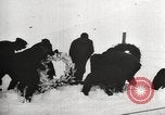 Standbild Ernest Shackleton's Tod und Grab Grytviken Südgeorgien, 1922, aus Sekunde 56 historischem Filmmaterial Videoclip 65675065873
