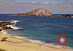 Immagine di Una spiaggia Honolulu Hawaii USA, 1967, secondo 5 filmato di repertorio 65675065910