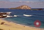 Immagine di Una spiaggia Honolulu Hawaii USA, 1967, secondo 11 filmato di repertorio 65675065910