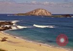 Immagine di Una spiaggia Honolulu Hawaii USA, 1967, secondo 13 filmato di repertorio 65675065910