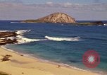 Immagine di Una spiaggia Honolulu Hawaii USA, 1967, secondo 14 filmato di repertorio 65675065910