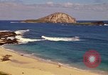 Immagine di Una spiaggia Honolulu Hawaii USA, 1967, secondo 15 filmato di repertorio 65675065910