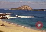 Immagine di Una spiaggia Honolulu Hawaii USA, 1967, secondo 16 filmato di repertorio 65675065910