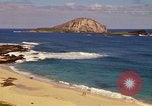 Immagine di Una spiaggia Honolulu Hawaii USA, 1967, secondo 20 filmato di repertorio 65675065910