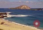 Immagine di Una spiaggia Honolulu Hawaii USA, 1967, secondo 21 filmato di repertorio 65675065910