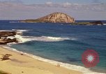 Immagine di Una spiaggia Honolulu Hawaii USA, 1967, secondo 22 filmato di repertorio 65675065910