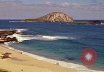 Immagine di Una spiaggia Honolulu Hawaii USA, 1967, secondo 23 filmato di repertorio 65675065910