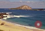 Immagine di Una spiaggia Honolulu Hawaii USA, 1967, secondo 26 filmato di repertorio 65675065910